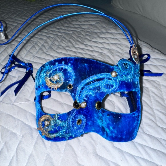 Cirque Du Soleil Mask by Judith Rauchfuss - Picture 4 of 14